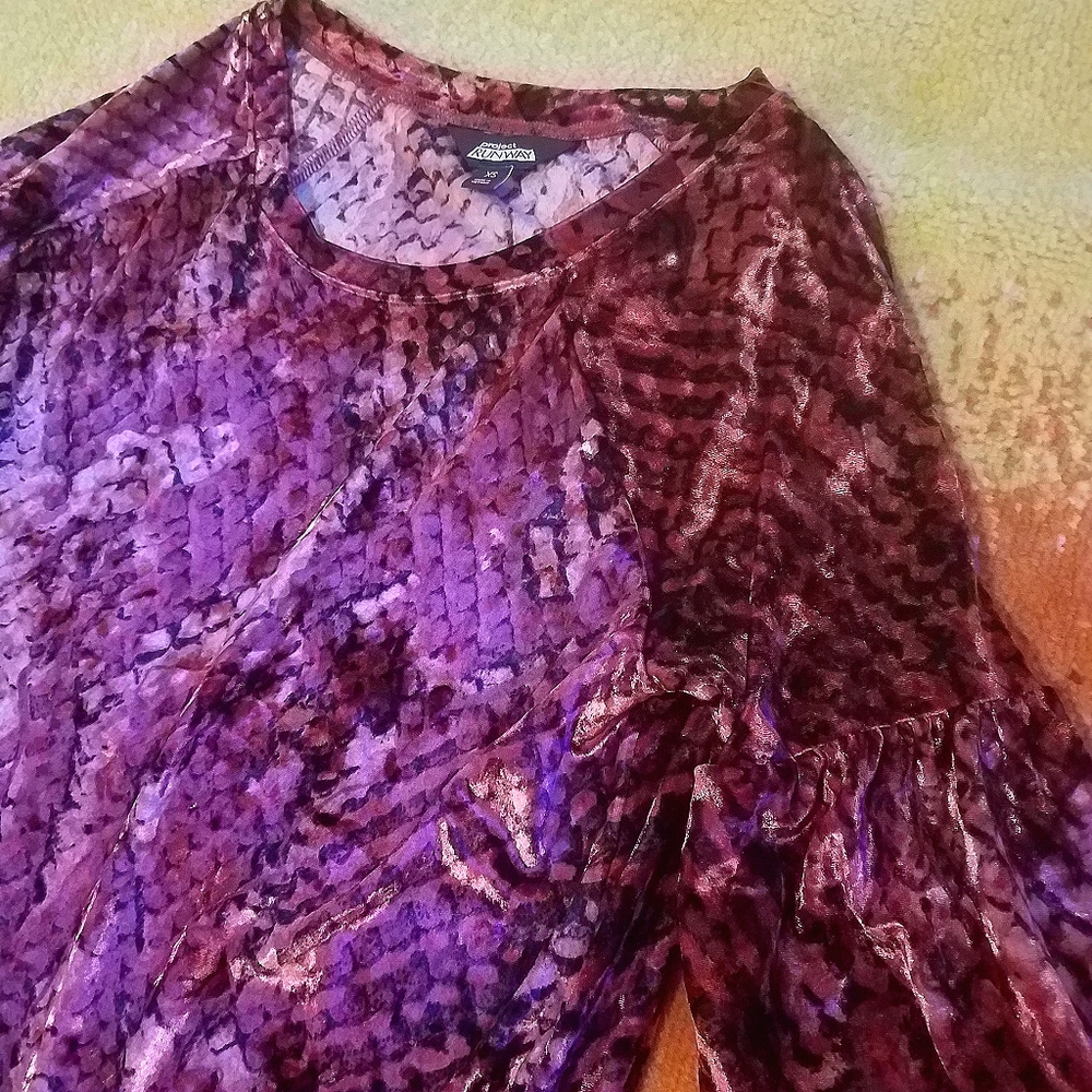 💕Project Runway Oversized Velvet Snakeskin Top!